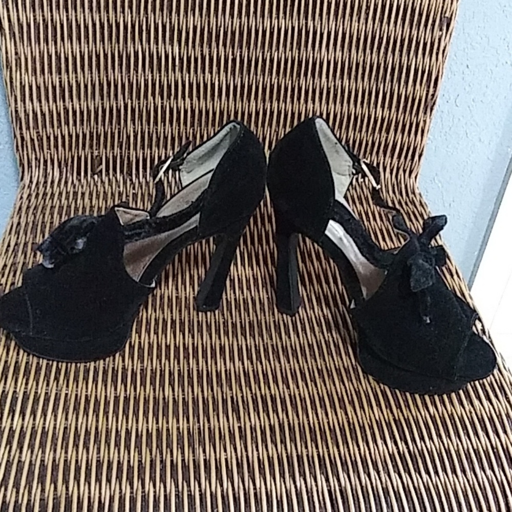Shoes - Picture 2 of 5